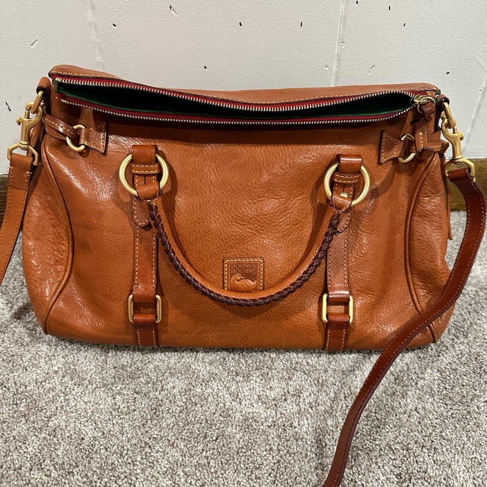 Dooney & Bourke satchel bag! In excellent used condition!